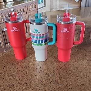 EUC AUTHENTIC STANLEY TUMBLERS THE WHITE ONE HAS MI NOR SCRATCHES (SEE PICS).